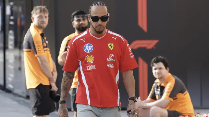 Hamilton accende il sogno Ferrari: &ldquo;Possiamo affrontare qualsiasi situazione, abbiamo tutto per vincere&rdquo;. Il 2026 &egrave; l&rsquo;anno della rinascita