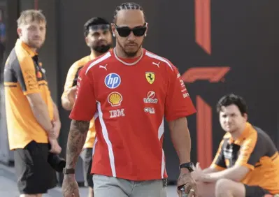 Hamilton accende il sogno Ferrari: “Possiamo affrontare qualsiasi situazione, abbiamo tutto per vincere”. Il 2026 è l’anno della rinascita
