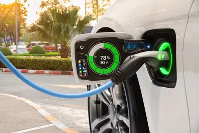 Guerra in Iran e bollette della luce: cosa c'&egrave; di vero e cosa no per chi ha un'auto elettrica