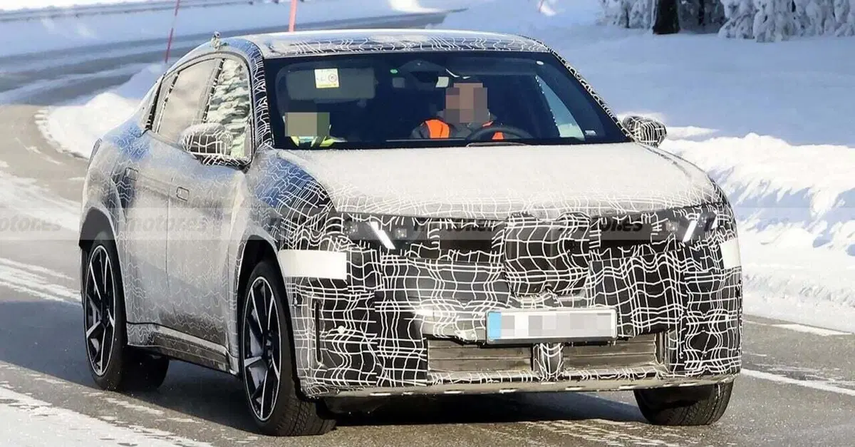 BMW iX4: prime foto spia del SUV elettrico su piattaforma Neue Klasse sorpresa durante i test invernali