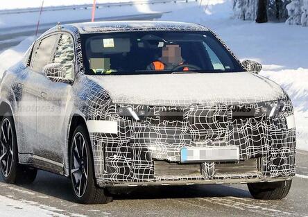 BMW iX4: prime foto spia del SUV elettrico su piattaforma Neue Klasse sorpresa durante i test invernali