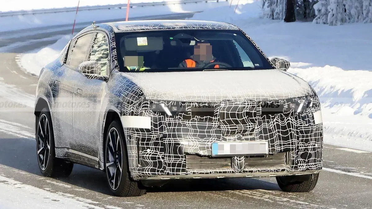 BMW iX4: prime foto spia del SUV elettrico su piattaforma Neue Klasse sorpresa durante i test invernali