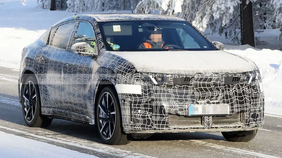 BMW iX4: prime foto spia del SUV elettrico su piattaforma Neue Klasse sorpresa durante i test invernali (2)