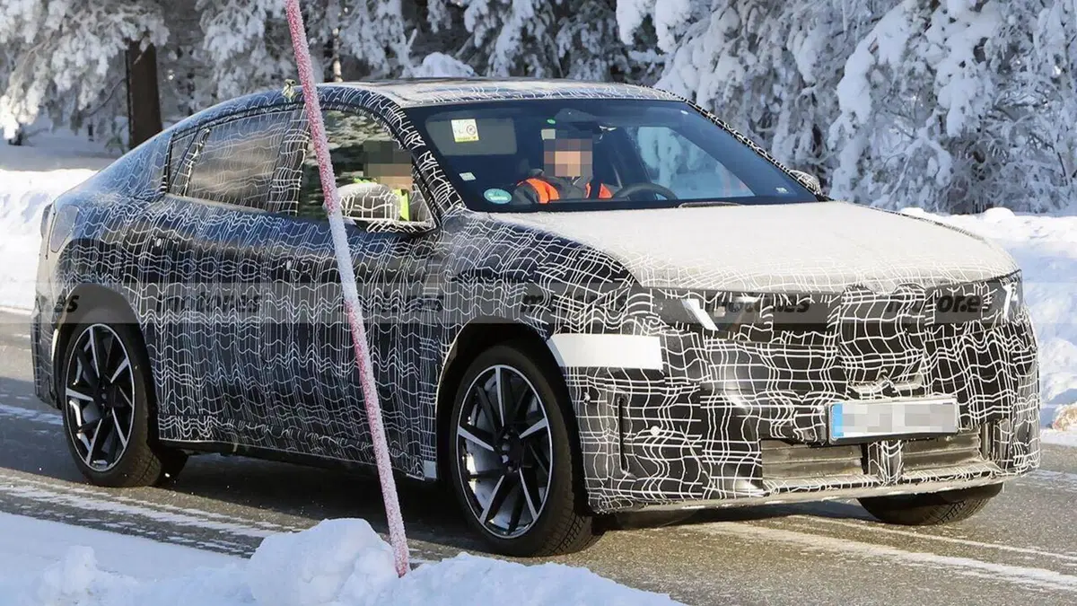 BMW iX4: prime foto spia del SUV elettrico su piattaforma Neue Klasse sorpresa durante i test invernali (3)