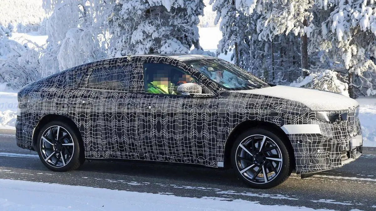 BMW iX4: prime foto spia del SUV elettrico su piattaforma Neue Klasse sorpresa durante i test invernali (4)