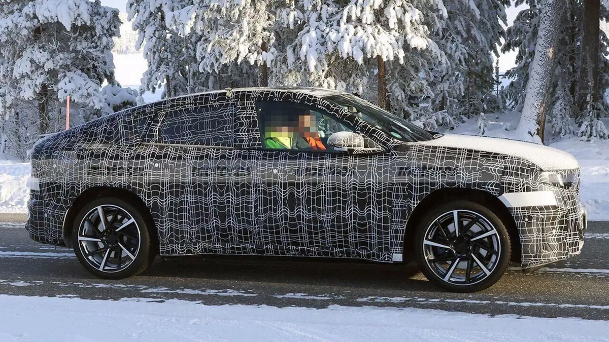 BMW iX4: prime foto spia del SUV elettrico su piattaforma Neue Klasse sorpresa durante i test invernali (5)