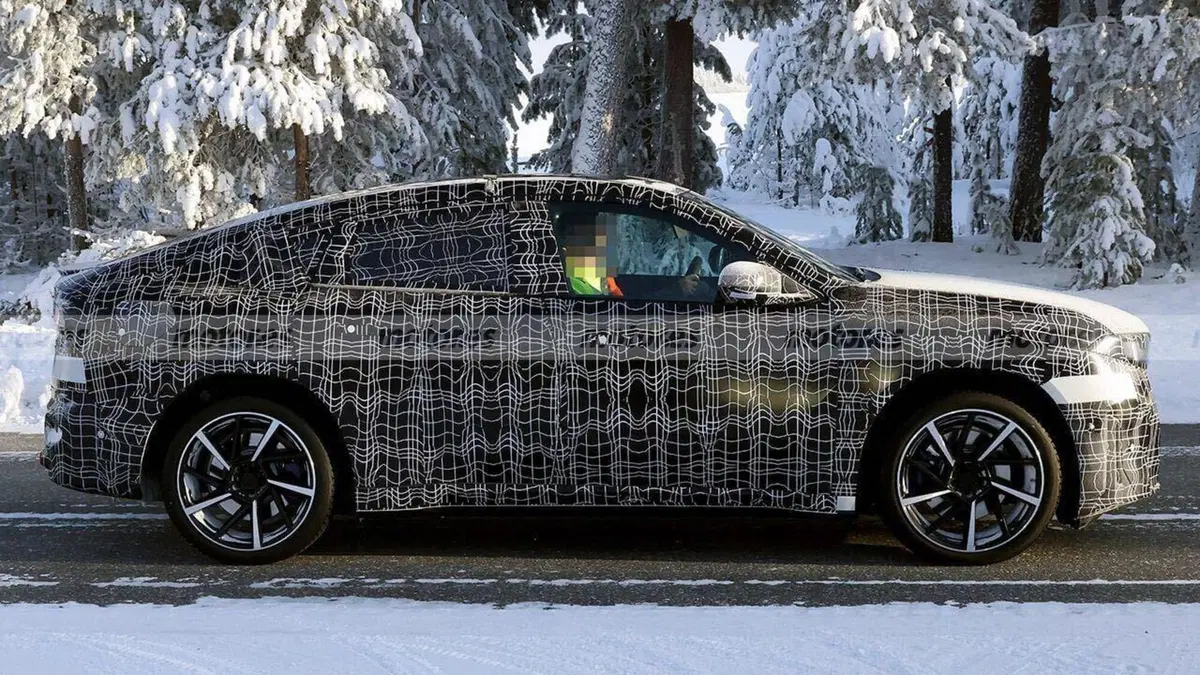 BMW iX4: prime foto spia del SUV elettrico su piattaforma Neue Klasse sorpresa durante i test invernali (6)