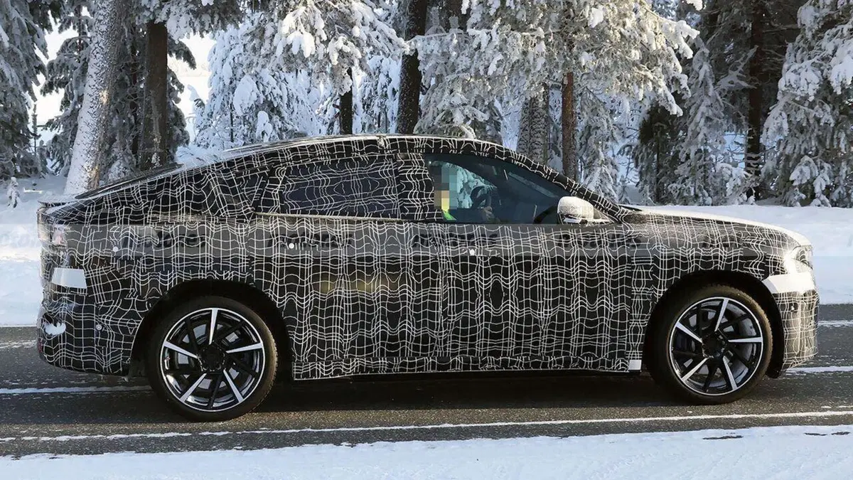 BMW iX4: prime foto spia del SUV elettrico su piattaforma Neue Klasse sorpresa durante i test invernali (7)