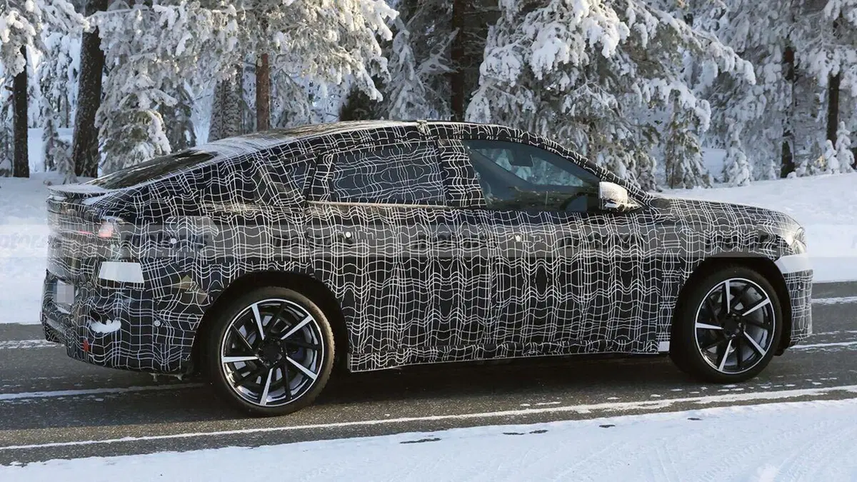 BMW iX4: prime foto spia del SUV elettrico su piattaforma Neue Klasse sorpresa durante i test invernali (8)