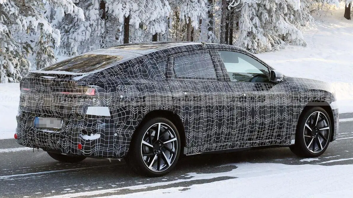 BMW iX4: prime foto spia del SUV elettrico su piattaforma Neue Klasse sorpresa durante i test invernali (9)
