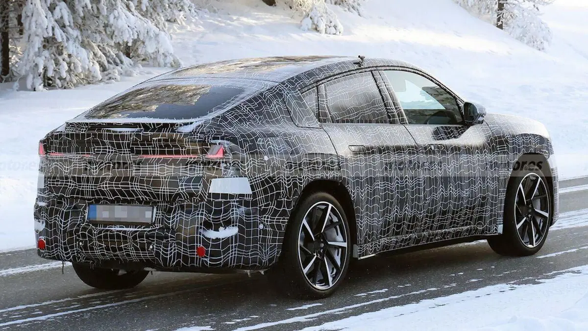 BMW iX4: prime foto spia del SUV elettrico su piattaforma Neue Klasse sorpresa durante i test invernali (10)