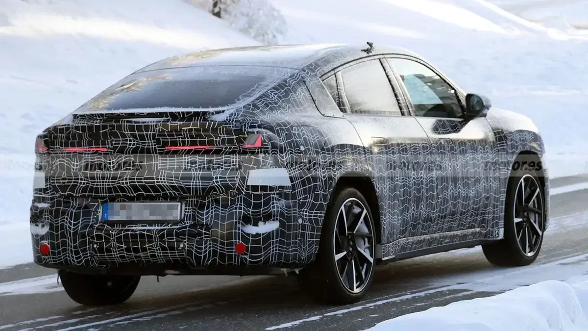 BMW iX4: prime foto spia del SUV elettrico su piattaforma Neue Klasse sorpresa durante i test invernali (11)
