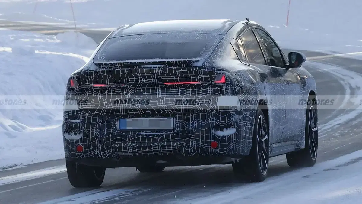 BMW iX4: prime foto spia del SUV elettrico su piattaforma Neue Klasse sorpresa durante i test invernali (12)