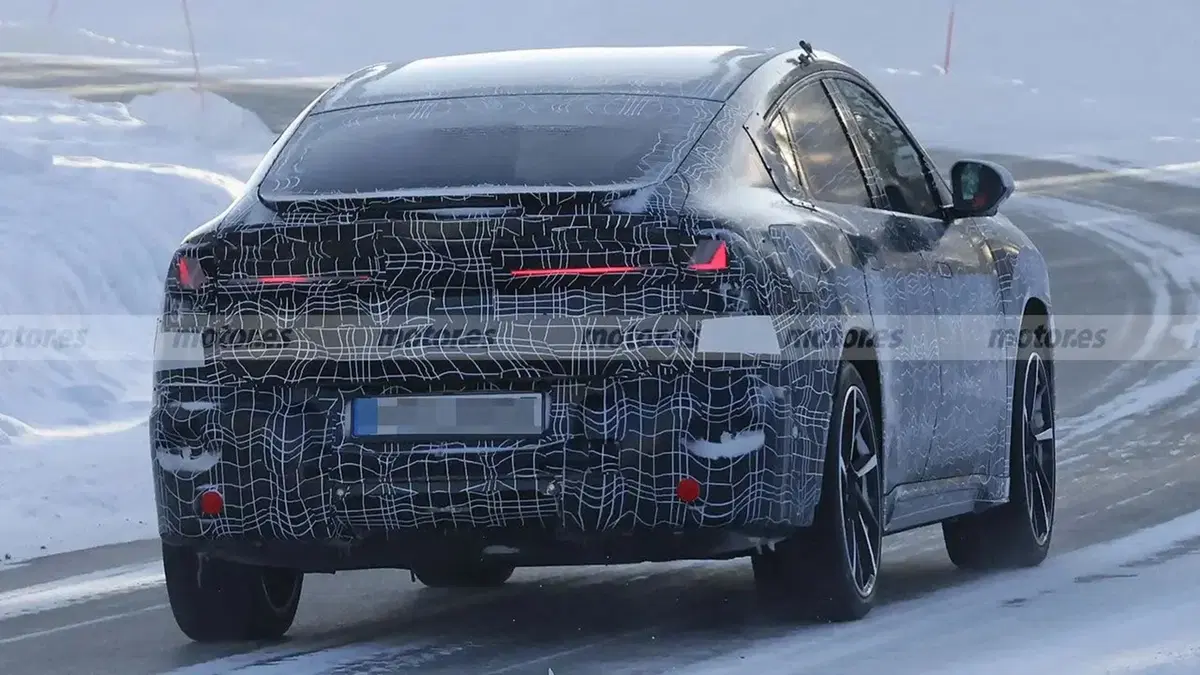 BMW iX4: prime foto spia del SUV elettrico su piattaforma Neue Klasse sorpresa durante i test invernali (13)