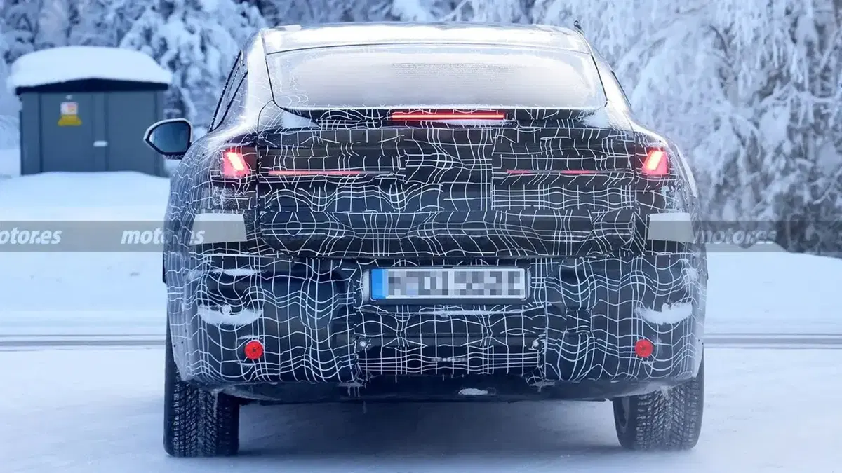BMW iX4: prime foto spia del SUV elettrico su piattaforma Neue Klasse sorpresa durante i test invernali (14)