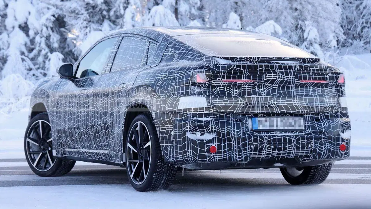 BMW iX4: prime foto spia del SUV elettrico su piattaforma Neue Klasse sorpresa durante i test invernali (15)