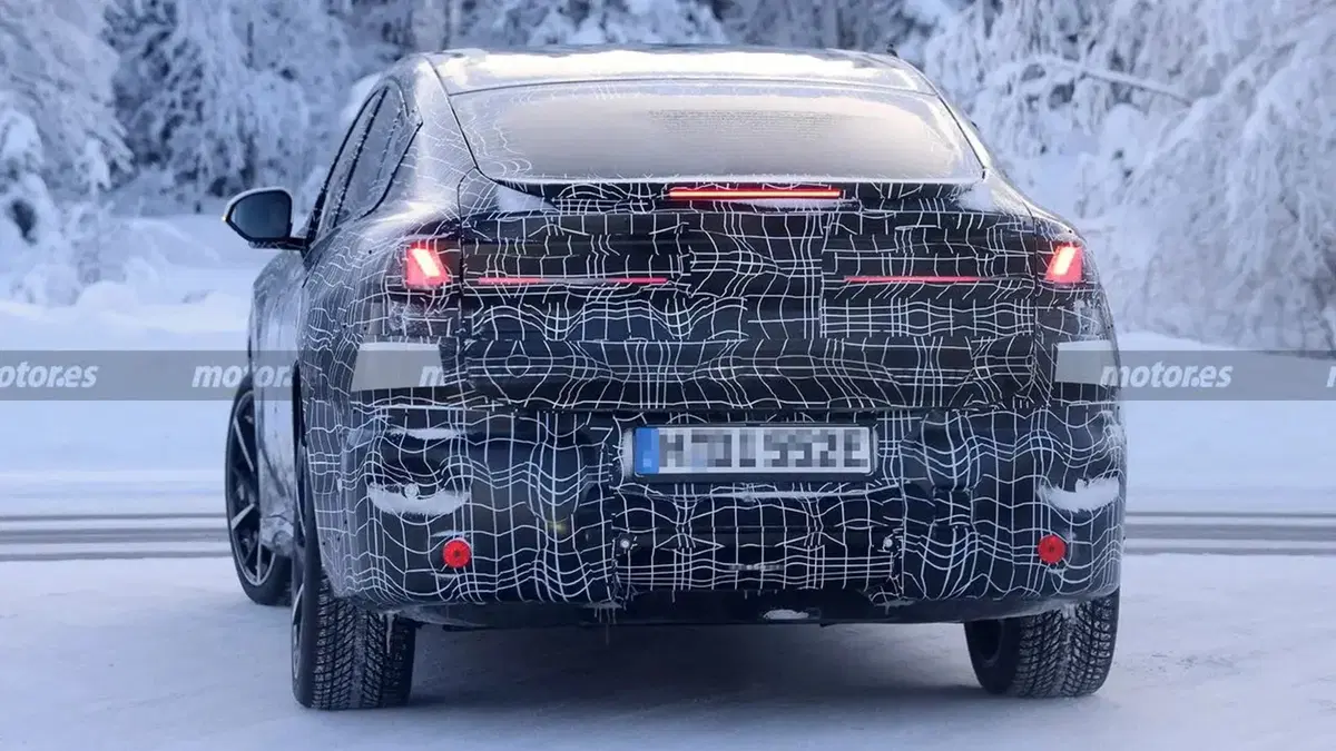 BMW iX4: prime foto spia del SUV elettrico su piattaforma Neue Klasse sorpresa durante i test invernali (16)