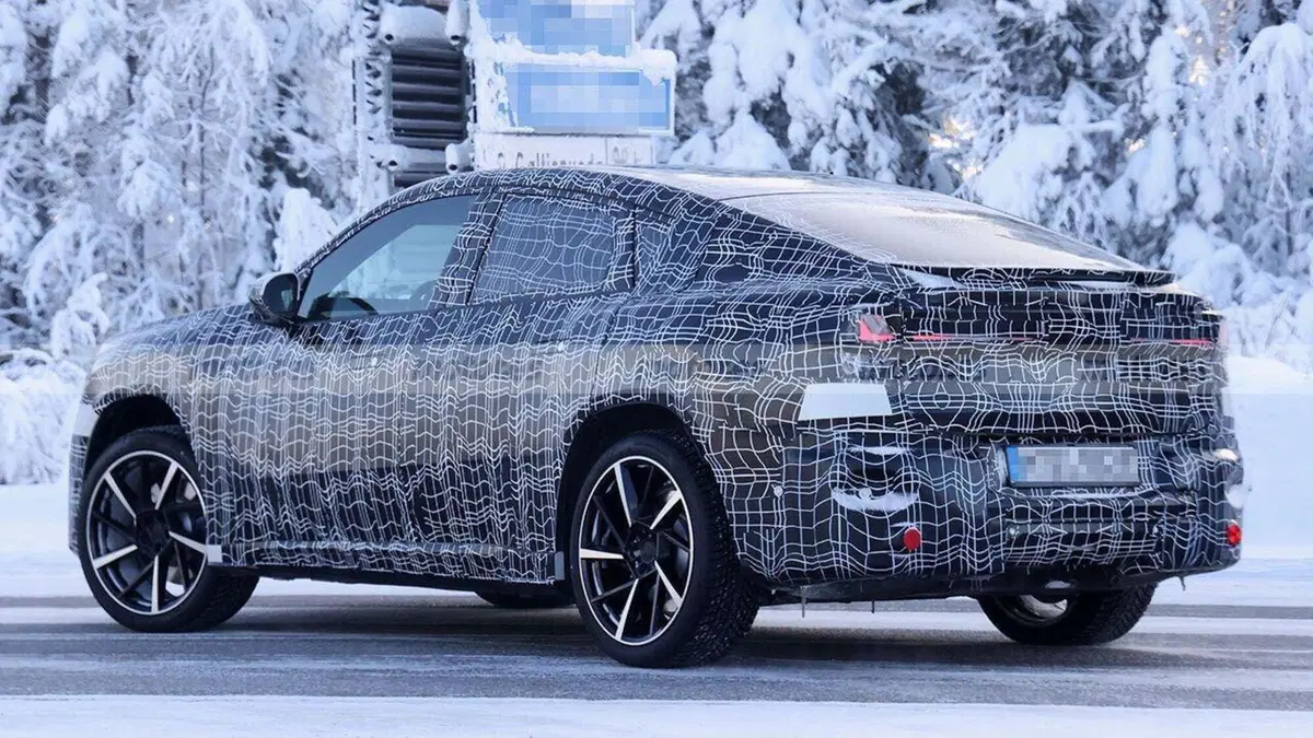 BMW iX4: prime foto spia del SUV elettrico su piattaforma Neue Klasse sorpresa durante i test invernali (17)