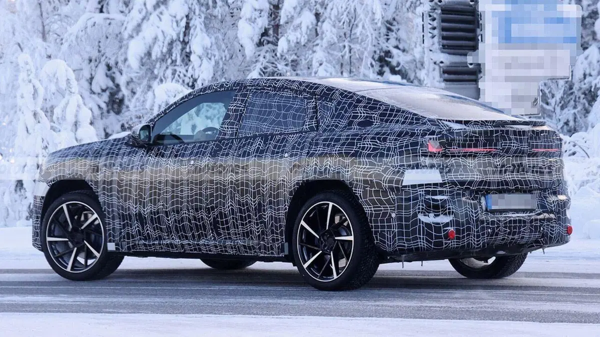 BMW iX4: prime foto spia del SUV elettrico su piattaforma Neue Klasse sorpresa durante i test invernali (18)