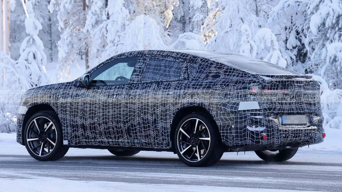 BMW iX4: prime foto spia del SUV elettrico su piattaforma Neue Klasse sorpresa durante i test invernali (19)