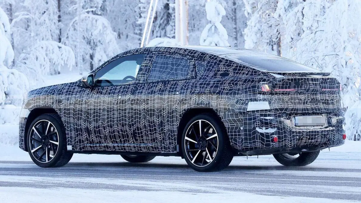 BMW iX4: prime foto spia del SUV elettrico su piattaforma Neue Klasse sorpresa durante i test invernali (20)