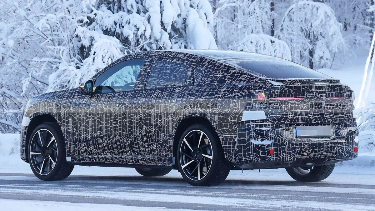 BMW iX4: prime foto spia del SUV elettrico su piattaforma Neue Klasse sorpresa durante i test invernali (21)