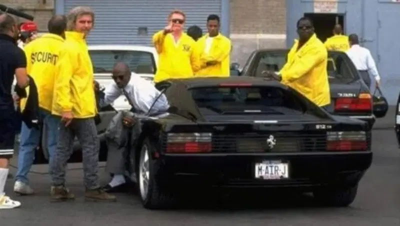 Michael Jordan scende dalla sua Ferrari 512 TR