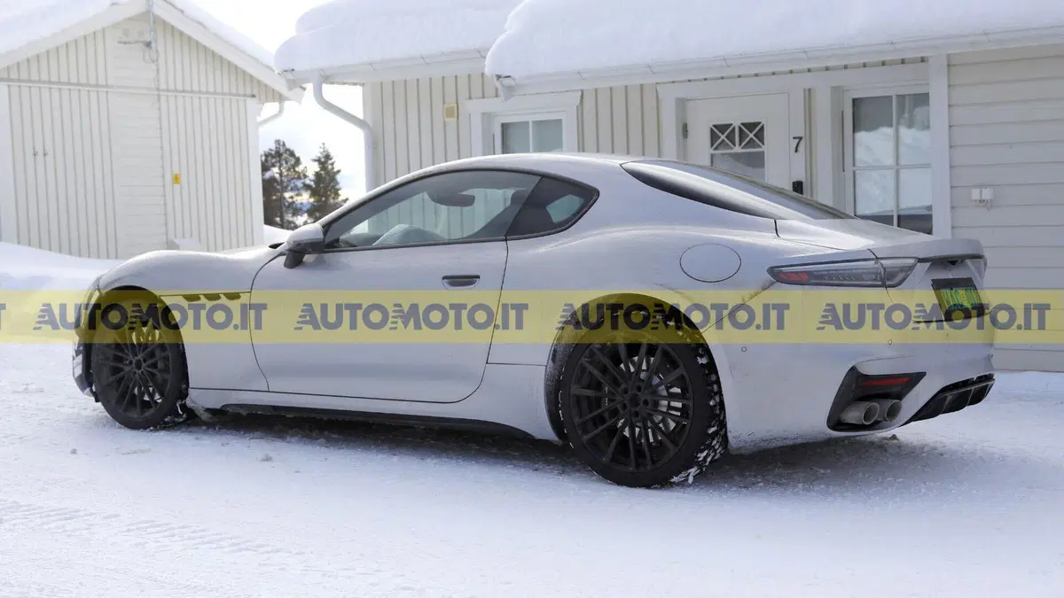Maserati GranTurismo e GranCabrio, prototipi avvistati: le foto spia esclusive, ecco tutto quello che sappiamo (20)