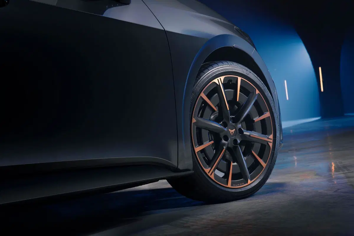 Cupra Born si aggiorna (di sostanza): più potenza, più tecnologia e un’autonomia fino a 600 km (8)