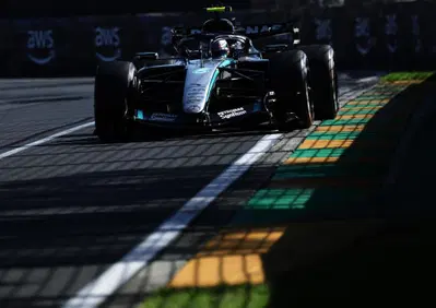 F1. La Mercedes scopre finalmente le carte nel venerdì di Melbourne, ma la Ferrari c'è. Disastro Aston Martin
