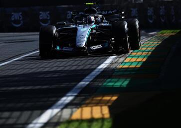 F1. La Mercedes scopre finalmente le carte nel venerdì di Melbourne, ma la Ferrari c'è. Disastro Aston Martin