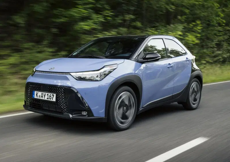 Toyota Aygo X Hybrid: super offerta per chi ha meno di 30 anni, ma per gli altri&hellip;