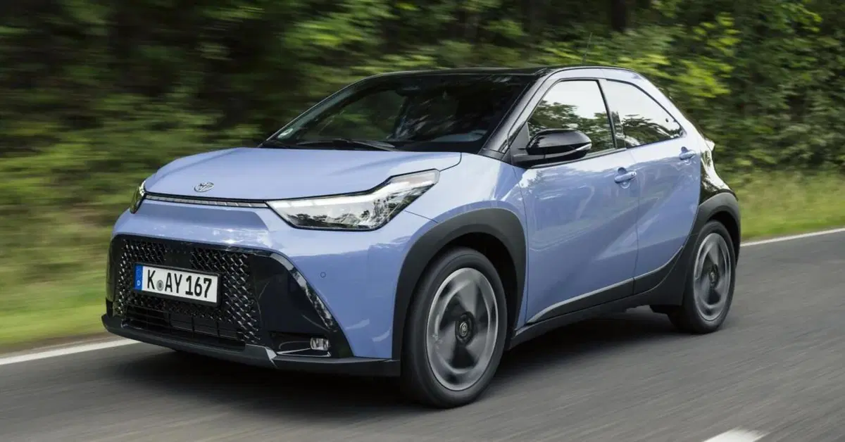 Toyota Aygo X Hybrid: super offerta per chi ha meno di 30 anni, ma per gli altri&hellip;