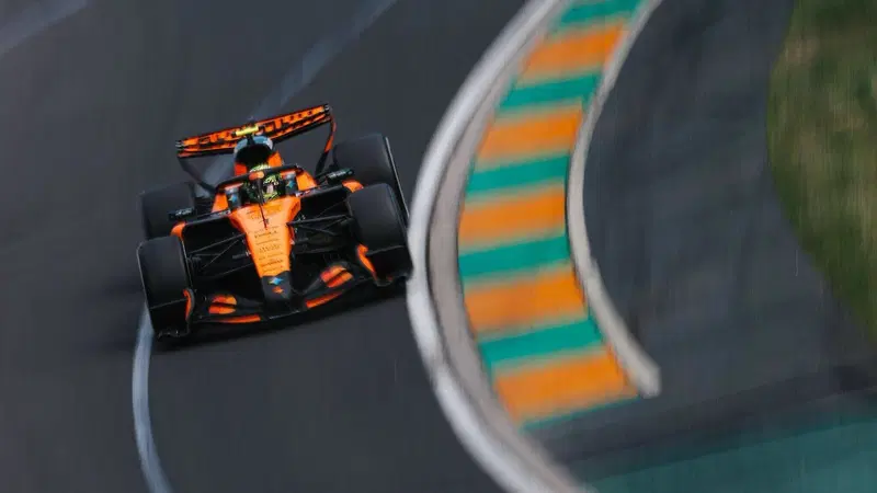 &ldquo;Siamo a 50 secondi dalla Mercedes&rdquo;: Stella lancia l&rsquo;allarme sulla McLaren. Ecco perch&eacute; la MCL40 non performa