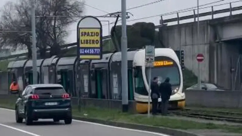 Milano, a Rozzano deraglia il tram 15 vicino al Fiordaliso: terzo episodio in pochi giorni
