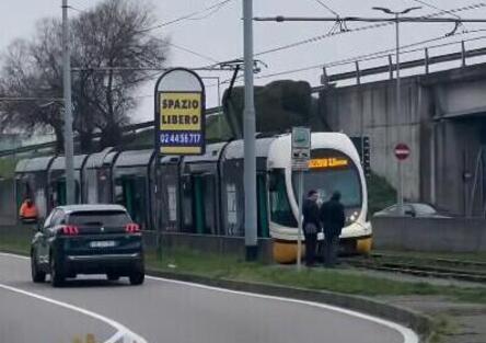 Milano, a Rozzano deraglia il tram 15 vicino al Fiordaliso: terzo episodio in pochi giorni