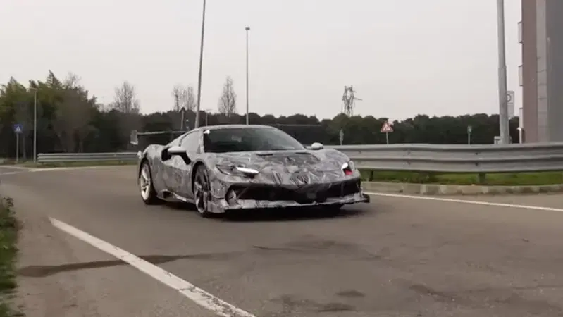 Ferrari 296CS: oltre 900 CV per la nuova supercar estrema di Maranello