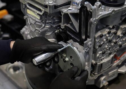 Stellantis porta il cambio delle ibride a Termoli: investimento da 41 milioni, ma i sindacati temono 400 esuberi