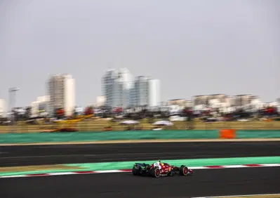 Mercedes fa paura, Ferrari prepara la risposta: la Sprint del GP di Cina può già cambiare la F1 2026. Orari TV Sky e TV8