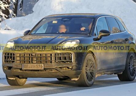 Porsche Cayenne facelift: il SUV continua con i motori termici, mentre sta per arrivare la versione 100% elettrica