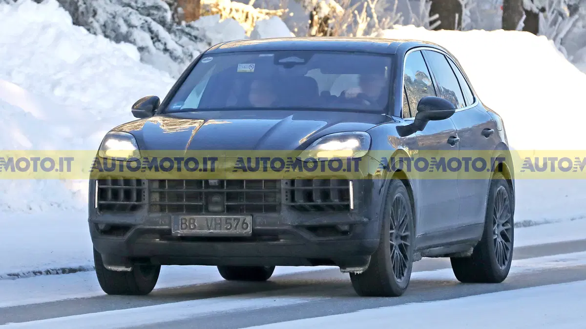 Porsche Cayenne facelift: il SUV continua con i motori termici, mentre sta per arrivare la versione 100% elettrica (3)