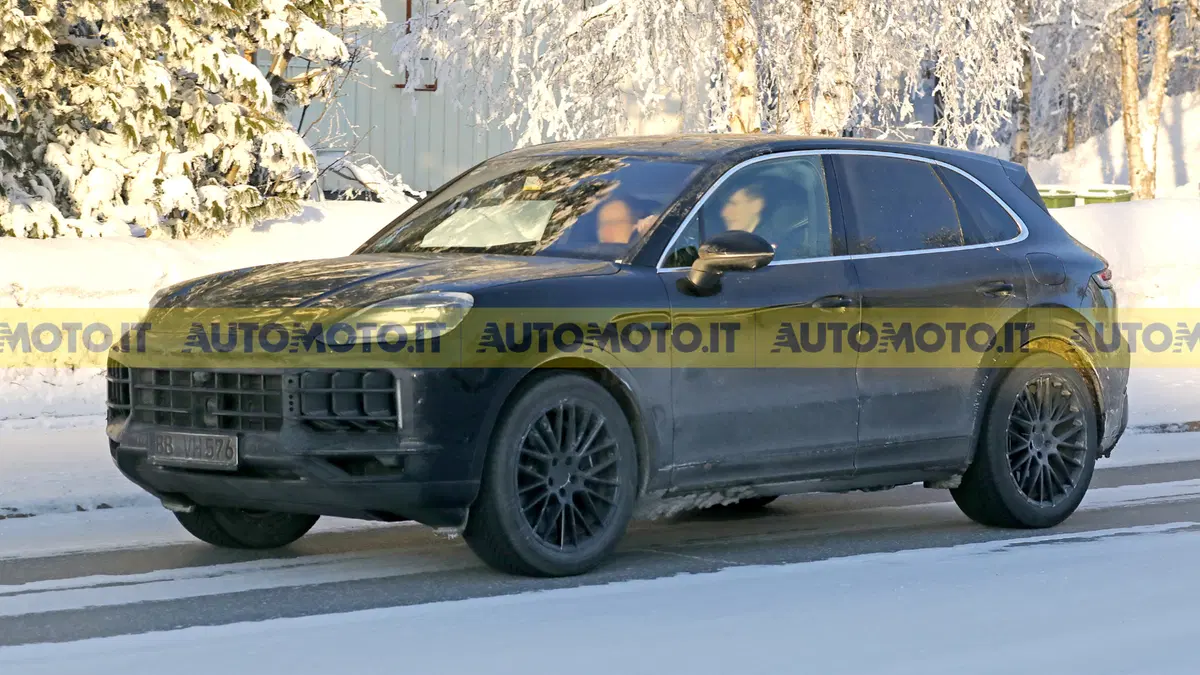 Porsche Cayenne facelift: il SUV continua con i motori termici, mentre sta per arrivare la versione 100% elettrica (4)