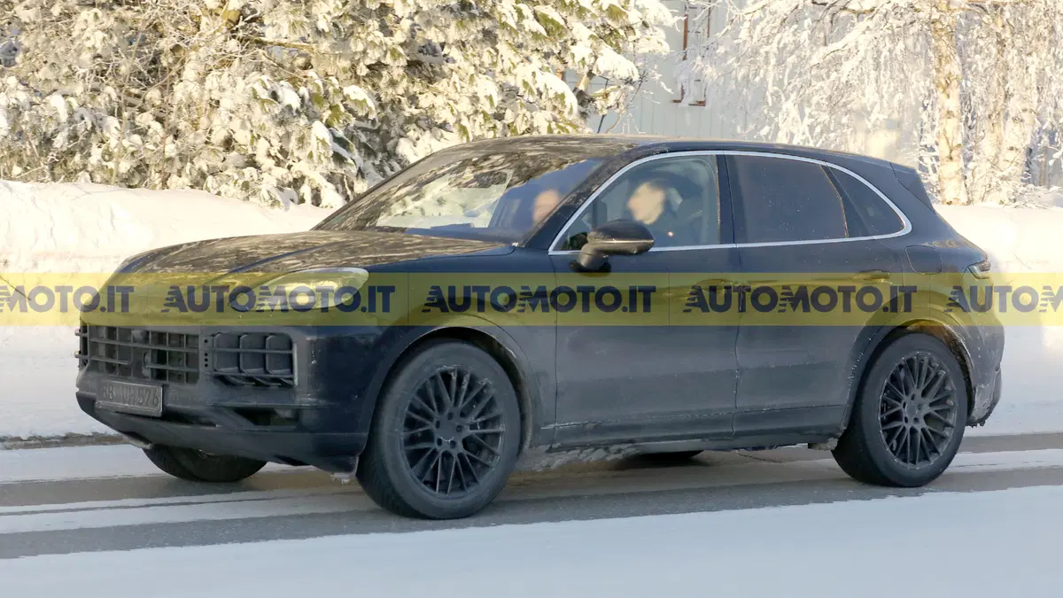 Porsche Cayenne facelift: il SUV continua con i motori termici, mentre sta per arrivare la versione 100% elettrica (5)
