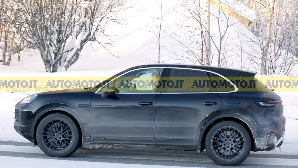 Porsche Cayenne facelift: il SUV continua con i motori termici, mentre sta per arrivare la versione 100% elettrica (6)