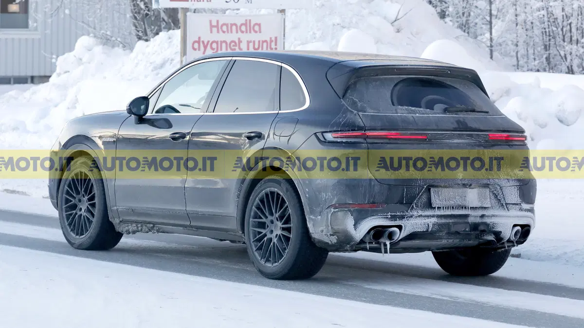 Porsche Cayenne facelift: il SUV continua con i motori termici, mentre sta per arrivare la versione 100% elettrica (8)