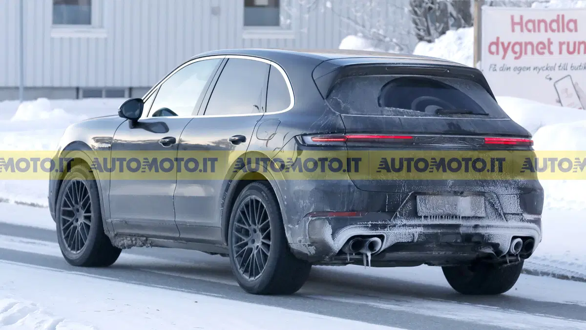 Porsche Cayenne facelift: il SUV continua con i motori termici, mentre sta per arrivare la versione 100% elettrica (10)
