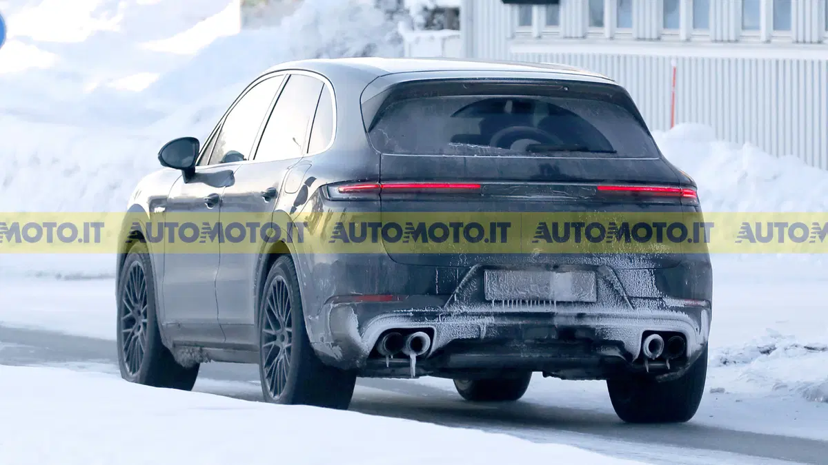 Porsche Cayenne facelift: il SUV continua con i motori termici, mentre sta per arrivare la versione 100% elettrica (11)