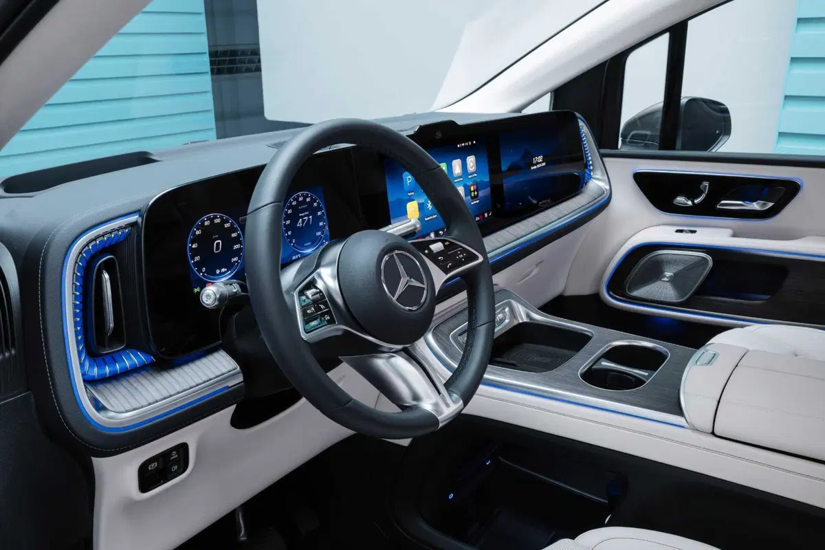 Mercedes VLE 2026: quando un van diventa una limousine, ma con una sala cinema [VIDEO]