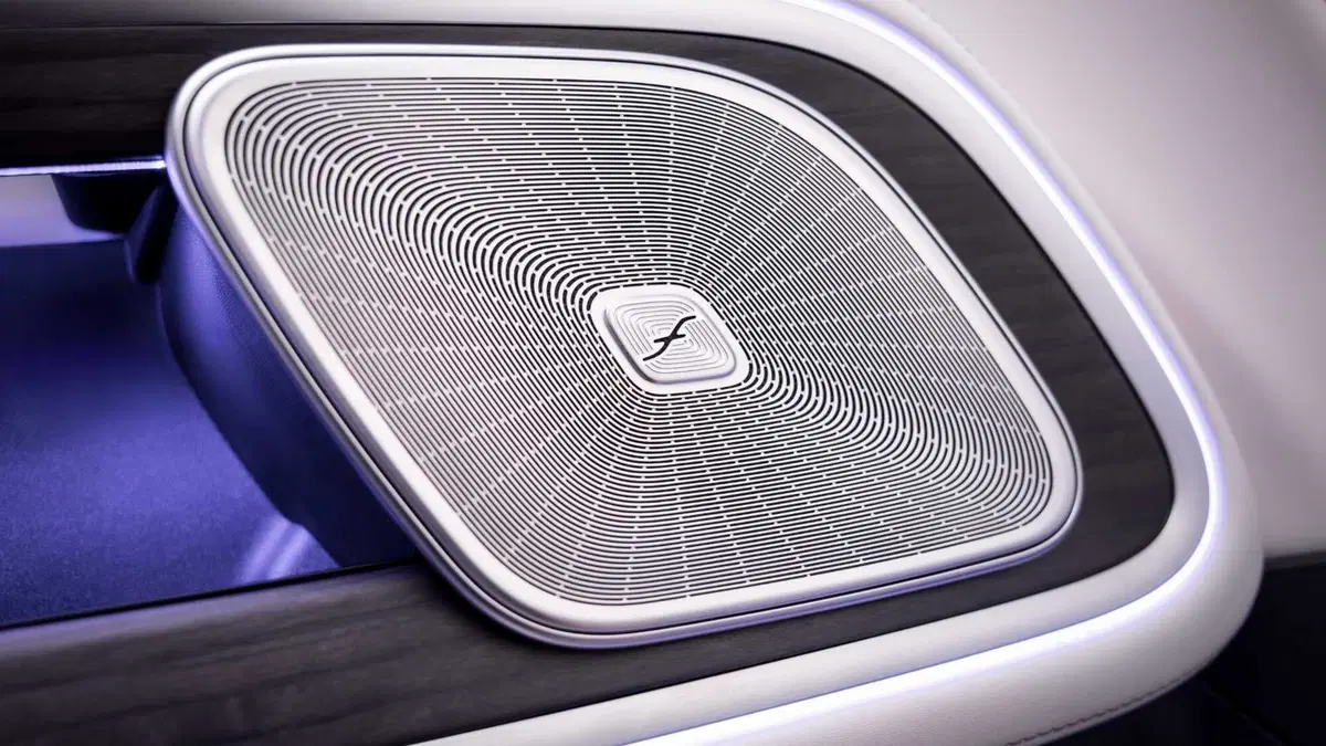Mercedes VLE 2026: quando un van diventa una limousine, ma con una sala cinema [VIDEO] (5)