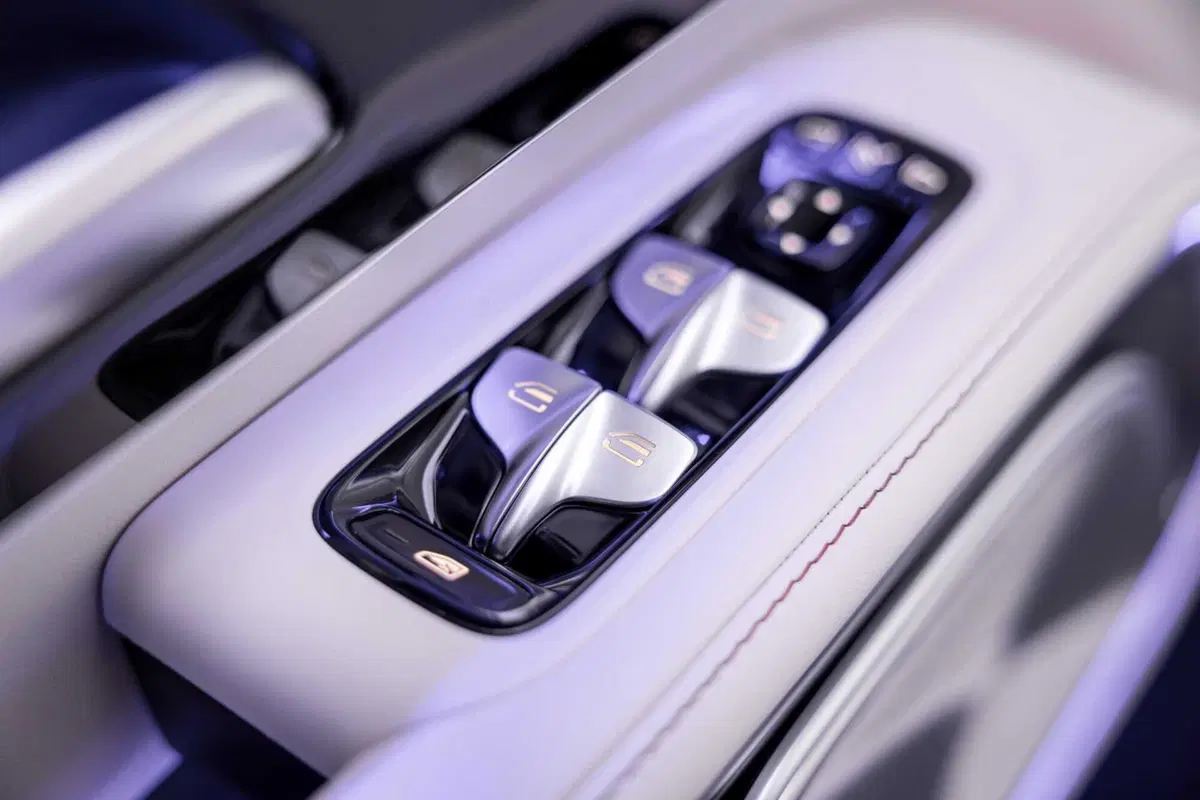 Mercedes VLE 2026: quando un van diventa una limousine, ma con una sala cinema [VIDEO] (6)